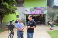 O jornalista José Carlos entrevistando Ricardo Leme, da Vinícola Castanho