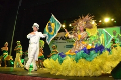 Carlinhos de Jesus durante sua apresentação e elenco