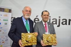 Leonel Rossi e Antonio Azevedo, posando com o livro ABAV 60 Anos - Transformando Sonhos em Viagens