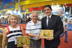 Rita Minami, José Carlos e Vinivius Lages (Ministro do Turismo), com o livro dos 60 anos ABAV- Transformando Sonhos em Viagens