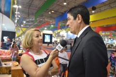 Rita Minami, entrevistando Vinicius Lages (Ministro do Turismo), na 42ª ABAV - Expo Internacional de Turismo)