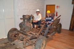 Júlio César Bortoluzzi e José Carlos posam em um veículo utilizado dentro da mina.