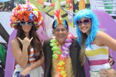 José Carlos (Diretor da Revista Empresas do Vale) em uma foto descontraida com as modelos do Beach Acqua Resort Park