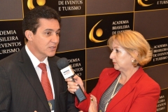 Enrico Fermi Torquato (presidente da ABIH Nacional), sendo entrevistado por Rita Minami (Turismo em Pauta)