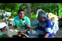 José Carlos, entrevistando Alcides Ribeiro, artesão em seu atelier