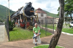 José Carlos, posa em frente a locomotiva