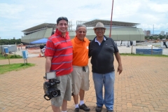 Tiago, José Carlos e Joari, em frente ao estádio da Arena Pantaneira - Cuiabá (MT)