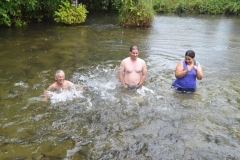 José Carlos, Dani e Tiago, brincando com o cardume de peixes no  Balneário Estivado, em Nobres (2)