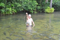 José Carlos brincando com o cardume de  peixes piraputanga, no Balneáreo Estivado - Nobres (MT) (2)