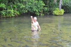 José Carlos brincando com o cardume de  peixes piraputanga, no Balneáreo Estivado - Nobres (MT)