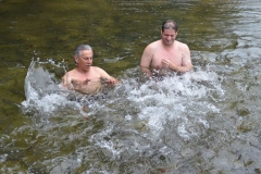 José Carlos e Tiago brincando com o cardume de peixes piraputanga, no Balneário Estivado - Nobres (MT)