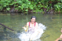 Suzy Cordova brincando com o cardume de  peixes piraputanga, no Balneáreo Estivado - Nobres (MT) (3)