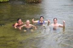 Suzy, José Carlos, Dani e Tiago, desfrutando das águas cristalinas no Balneário Estivado, em Nobres (MT)