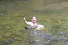 Tiago brincando com o cardume de peixes piraputanga