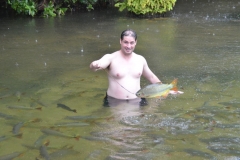 Tiago (cinegrafista)  brincando com o cardume de  peixes piraputanga, no Balneáreo Estivado - Nobres  (1)