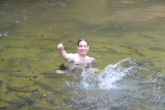 Tiago (cinegrafista)  brincando com o cardume de  peixes piraputanga, no Balneáreo Estivado - Nobres  (2)