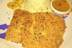 Filé de peixe com gergelim crocante, banana no mel de curry e arroz com molho de manga