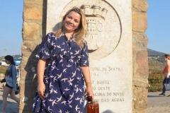 Ângela,  ao lado da placa de identificação no Cabo da Roca, em Portugal