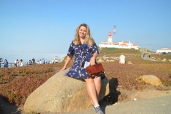 Ângela, e ao fundo o Farol do Cabo da Roca, em Portugal