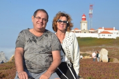 Dr. Elisio e Cristiana, ao fundo o Farol do Cabo da Roca, em Portugal