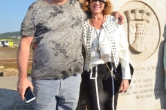 Dr. Elisio e Cristiana, ao lado da placa de identificação,no Cabo da Roca, em Portugal