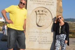 Fabio e Christiane, ao lado da placa de identificação, no Cabo da Roca, em Portugal