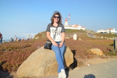 Fernanda, e ao fundo o Farol do Cabo da Roca, em Portugal