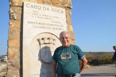 José Carlos ao lado da placa de identificação no Cabo da Roca, em Portugal