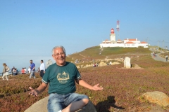 José Carlos, e ao fundo o Farol do Cabo da Roca, em Portugal