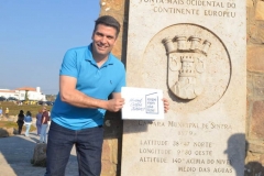 Manoel Carlos Junior, ao lado da placa de identificaão, no Cabo da Roca