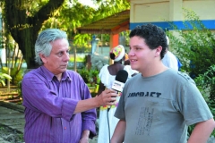 José Carlos entrevistando o músico Marcelo Vilarta integrante da Orquestra do Erê