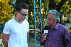 José Carlos entrevistando o músico Ruan integrante da Orquestra do Erê