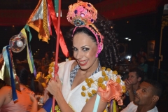 Uma das bailarinas interagindo com o público, durante o show Samba Sampa, realizado na casa Terra da Garoa