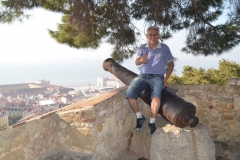 José Carlos, posa em cima de um canhão, no Castelo de São Jorge