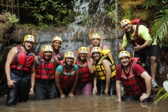 O grupo posa para uma foto, durante um descanso no rafting