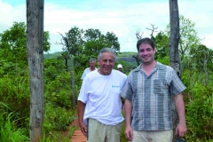 José Carlos e Tiago em frente ao portal da Cachoeira Véo de Noiva