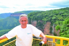 José Carlos no miranteem frente a Cachoeira Véo de Noiva na Cahapada dos Guimarães (MT)