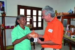 Dona Alice faz a  entrega de uma peça ao josé Carlos