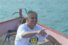 José Carlos acompanhando o pescador Severino, em alto mar de Fernando de Noronha (2)