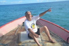 José Carlos acompanhando o pescador Severino, em alto mar de Fernando de Noronha