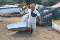 Severino preparando para enfrentar o mar de Fernando de Noronha