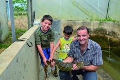 Lucas, Leo e Amauri curtindo o jacaré-de-papo-amarelo