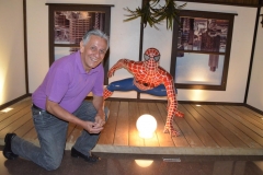 José Carlos, posa ao lado do Homem Aranha