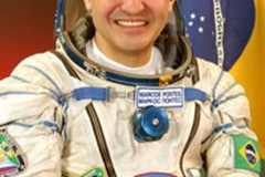 Astronauta Marcos Cesar Pontes, com o seu traje espacial.com