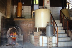 Após a fermentação o caldo-de-cana vai para a caldeira, aonde entra em processo de destilação