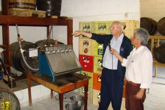 Cembranelli mostra a máquina de envasar cachaça