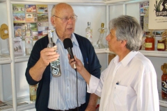 Cembranelli mostrando a Cachaça Premium tipo exportação a José Carlos (2)