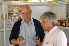 Cembranelli mostrando a Cachaça Premium tipo exportação a José Carlos