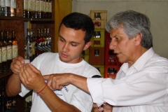 Funcionário Antônio Carlos  mostrando a José Carlos o procedimento da análise da cachaça, uma exigência