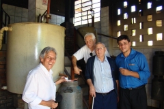 José Carlos, Pedro, Cembranelli e Emerson, degustando a cachaça ainda quente, após a sua destilação